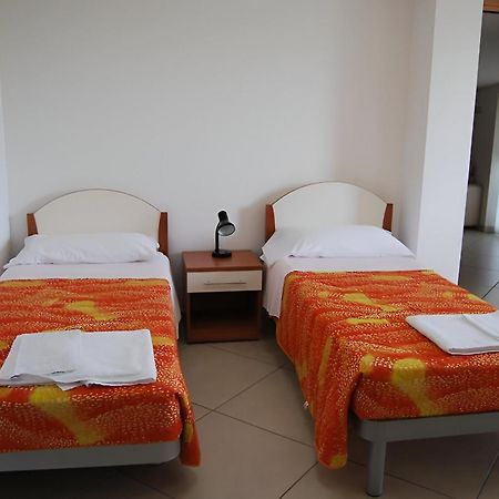 Eu Ropa Hotel Nereto Eksteriør billede