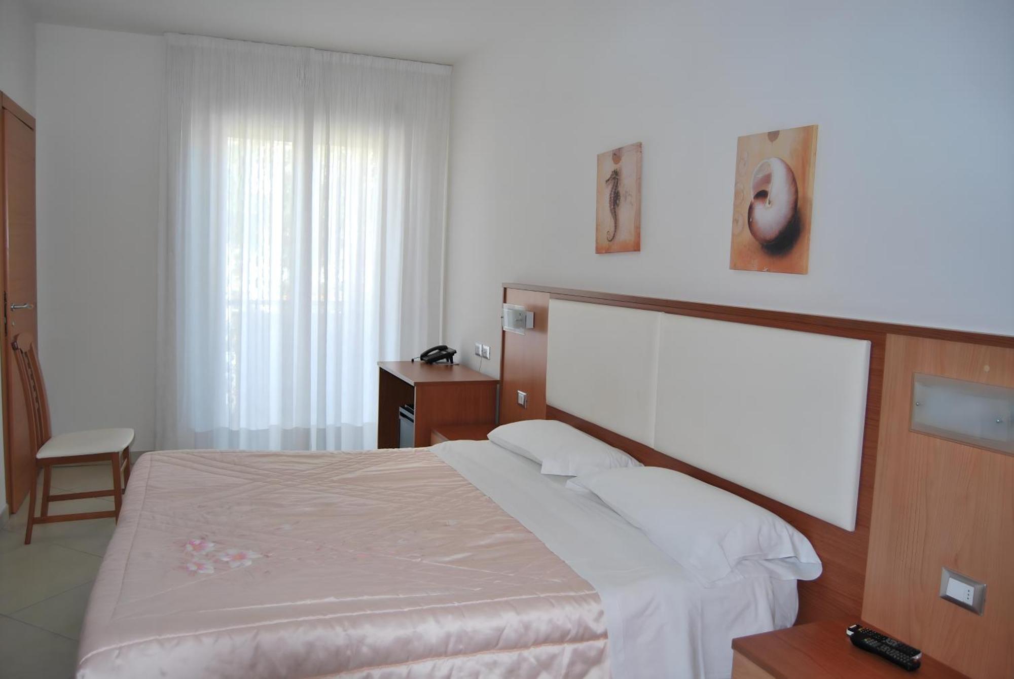 Eu Ropa Hotel Nereto Eksteriør billede