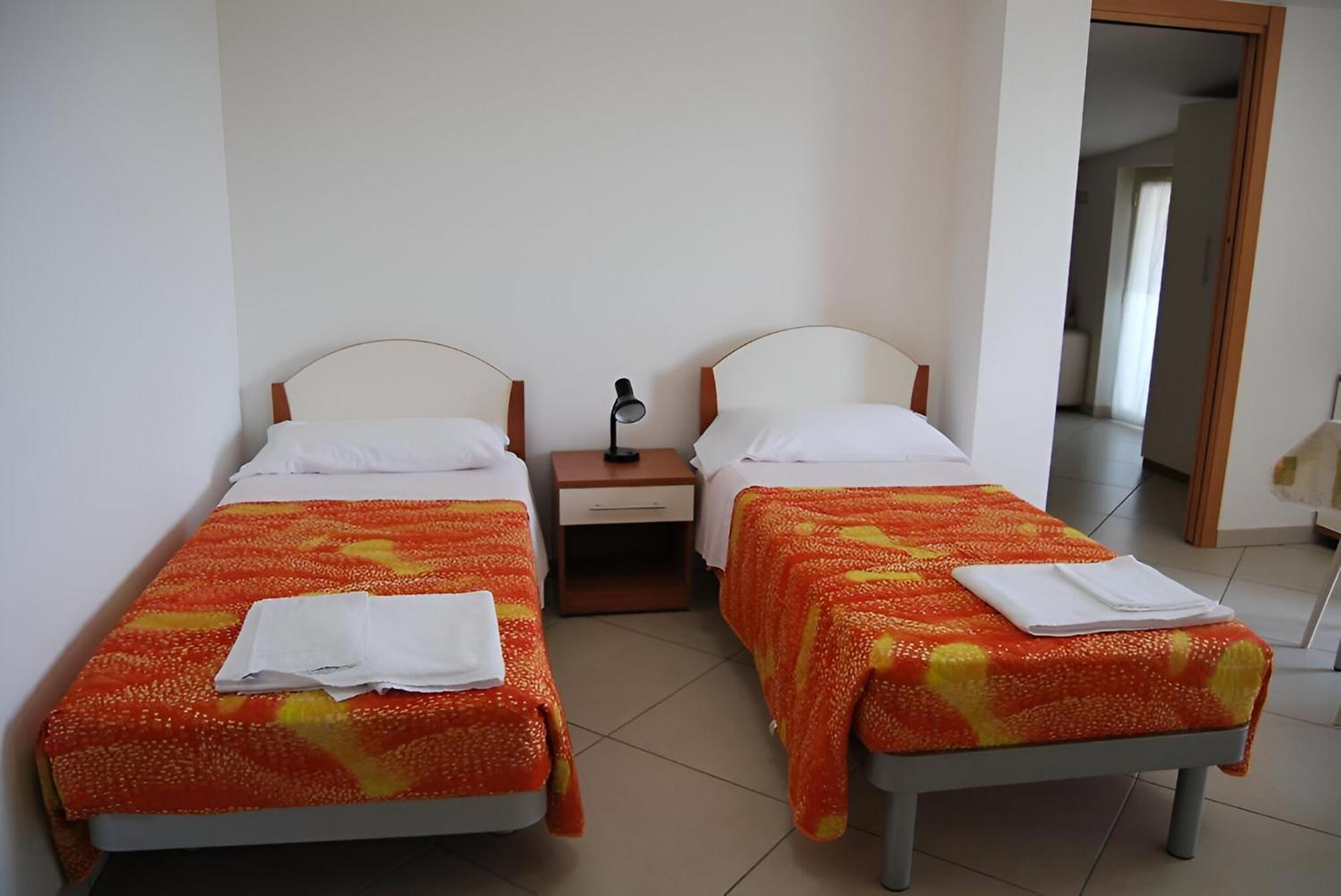 Eu Ropa Hotel Nereto Eksteriør billede
